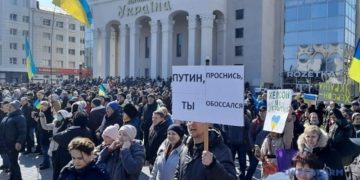 ხერსონში რუსებმა მშვიდობიან აქციაზე გამოსულ უკრაინელებს, მათ შორის ბავშვებს ხმოვანმანათობელი ყუმბარები დაუშინეს ( ვიდეო)