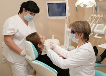 კიევის სტომატოლოგიურ კლინიკები მოქალაქეებს უფასოდ მკურნალობენ