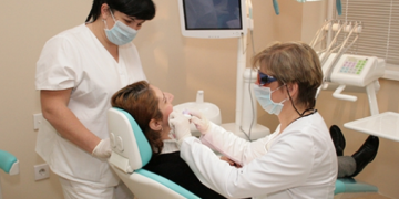 კიევის სტომატოლოგიურ კლინიკები მოქალაქეებს უფასოდ მკურნალობენ