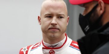 “ფორმულა 1”-ის რუს მრბოლელს Haas-მა კონტრაქტი შეუწყვიტა