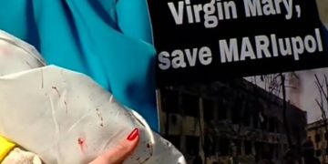 ვიდეო – უკრაინელი გოგოს პერფორმანსი ქაშვეთის ეკლესიასთან