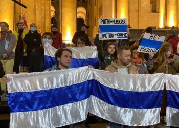 „რუსები აღმოჩნდნენ, დროშაზე წითელი ფერი გააქრეს! გვცხვენიაო, გვტკივაო, ბოდიშიო” – ფოტო აქციიდან