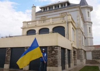 ფრანგმა აქტივისტმა პუტინის შვილის ვილაში შეაღწია, სადაც უკრაინელი ლტოლვილების შესახლებას აპირებს – The Insider