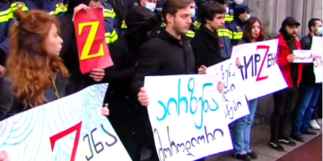 „ფულზე ძვირფასი სამშობლოს სიყვარულია“ –  “აირზენას” ოფისთან საპროტესტო აქცია მიმდინარეობს