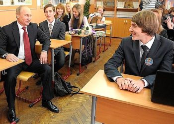 „ჩვენ სრული მეთვალყურეობისა და კონტროლის ქვეშ ვართ“ – რუსეთში მოსწავლეებს უკრაინის მიმართ სოლიდარობის გამოხატვის შედეგებზე აფრთხილებენ