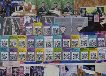 პლაკატები QR კოდით, რომლებიც რუსეთის მოქალაქეებს “სთავაზობს” ბინის ქირაობას, საბანკო ანგარიშების გახსნას და ა.შ. – დეტალები