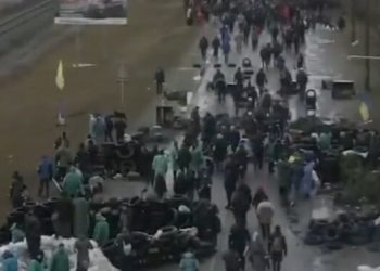 ქალაქ ზაპოროჟიეში, სადაც ატომური ელექტროსადგური, რუს ჯარს ხალხი გადაუდგა.