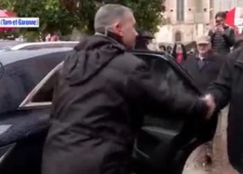 (ვიდეო) საფრანგეთში საპრეზიდენტო არჩევნების კანდიდატ ერიკ ზემურს რუსეთზე სანქციების მოხსნის მოწოდების გამო, თავზე კვერცხი დაახალეს