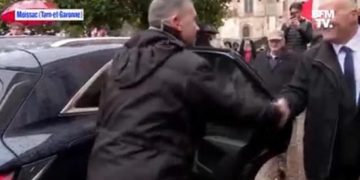 (ვიდეო) საფრანგეთში საპრეზიდენტო არჩევნების კანდიდატ ერიკ ზემურს რუსეთზე სანქციების მოხსნის მოწოდების გამო, თავზე კვერცხი დაახალეს