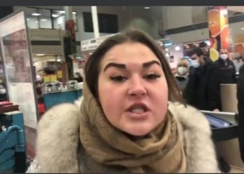 “მე რუსი ვარ, დიდება რუსეთს!”  რუსეთის მოქალაქემ კარფურში ქართველებს შუა თითი უჩვენა ( ვიდეო)