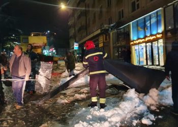 თელავში ახლად რეაბილიტირებული კორპუსის ფასადის ნაწილი ჩამოიშლა