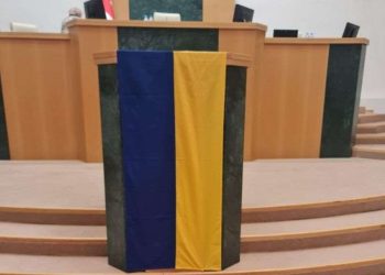 საპარლამენტო უმრავლესობამ მომხსენებლის ტრიბუნაზე უკრაინის დროშა გადმოფინა