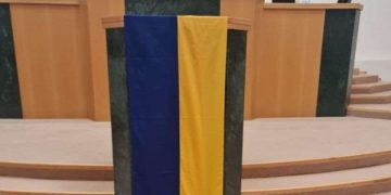 საპარლამენტო უმრავლესობამ მომხსენებლის ტრიბუნაზე უკრაინის დროშა გადმოფინა