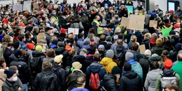 ომის დაწყებიდან 7 დღეში უკრაინა მილიონმა ლტოლვილმა დატოვა