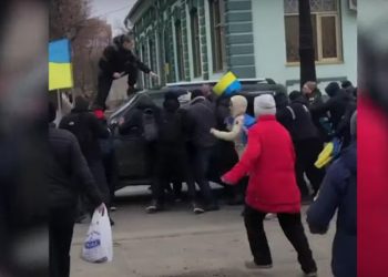 მოსახლეობა რუსულ სამხედრო ტექნიკას შიშველი ხელებით უპირისპირდება