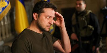 პირადი: „დაჯექი ჩემთან ერთად, ოღონდ არა 30 მეტრის დაშორებით, როგორც მაკრონთან, შოლცთან… არ ვიკბინები, ნორმალური კაცი ვარ“ – ზელენსკი პუტინს