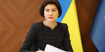 ოკუპანტები უკრაინელ ბავშვებს ჯაშუშებად იყენებენ და იარაღის გადაზიდვას აიძულებენ – ირინა ვენედიქტოვა