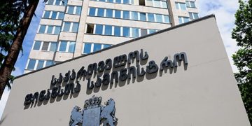 დევნილს თანხის სანაცვლოდ სახელმწიფოსგან ვადაზე ადრე ბინის მიღებაში დახმარებას დაჰპირდა – თაღლითობისთვის ერთი პირი დააკავეს