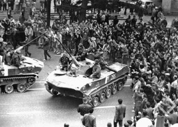 “იმ ბიჭისთვის, ჯოხს რომ ურტყამდა ტანკს, ვინმეს რომ ეთქვა, რას აკეთებ, ჯოხით გინდა ტანკი შეაჩეროო, ხომ წარმოგიდგენიათ, რა პასუხს მიიღებდა?” – გუჯა ბიძია