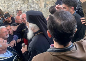 წაჩხურუს მთავარანგელოზის სახელობის ტაძარში მისულ მეუფე სტეფანეს განკვეთილი ბერები შეძახილებით, „იუდა” დახვდნენ და ხურდები შეაყარეს