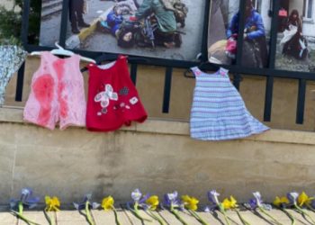 აქცია უკრაინის საელჩოსთან – აქტივისტებმა ბავშვების ტანსაცმელი და ყვავილები მიიტანეს