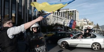 საბერძნეთის პოლიციამ, რუსეთის მხარდამჭერ ავტოკოლონაზე თავდასხმისთვის ორი ქართველი დააკავა