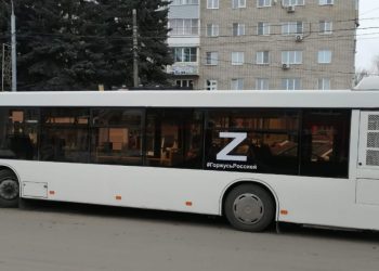 რუსეთში პენსიონერი ქალი ავტობუსის მძღოლმა პოლიციას ჩააბარა, ქალმა მას ავტობუსიდან ასო Z – ს მოხსნა მოსთხოვა