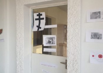 სამირა ბაირამოვამ ალტ-ინფოს ოფისს კარებსა და ფარნჯრებზე ანტირუსული წარწერები გამოაკრა