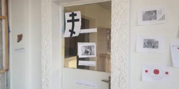 სამირა ბაირამოვამ ალტ-ინფოს ოფისს კარებსა და ფარნჯრებზე ანტირუსული წარწერები გამოაკრა