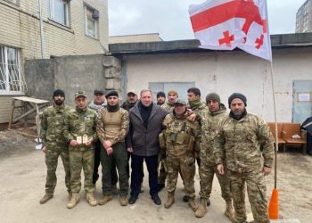 “ჩვენი ბიჭები ყველას უყვარს აქ, ყველამ – ტაქსის მძღოლმა, მომღერალმა, მესაზღვრემ, გამყიდველმა – ყველაფერი კარგად იცის!” – პეტრიაშვილი