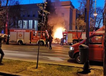 (ვიდეო) „მეც უკრაინელი ვარ“ – ბუქარესტში რუსეთის საელჩოს ჭიშკარს მძღოლმა ავტომობილი შეაჯახა და დაიღუპა