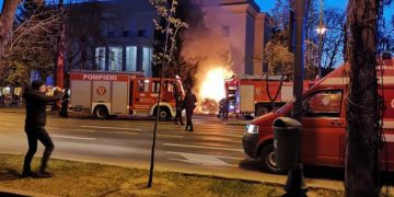 (ვიდეო) „მეც უკრაინელი ვარ“ – ბუქარესტში რუსეთის საელჩოს ჭიშკარს მძღოლმა ავტომობილი შეაჯახა და დაიღუპა