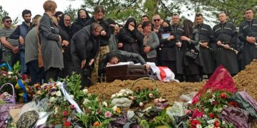 უკრაინაში გმირულად დაღუპული დავით გობეჯიშვილი ტყიბულში სამხედრო პატივით დაკრძალეს