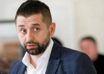 “საქართველოში ბანკები დიდი სიამოვნებით უხსნიან ანგარიშებს რუს ბიზნესმენებს – თავს არიდებენ სანქციებს ქართული კომპანიების მეშვეობით” – არახამია