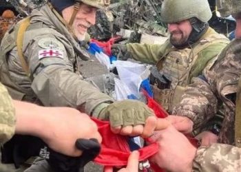 რუსეთის დროშა ქართული დროშის სამკლაურიანი ხელებით დახიეს (video)