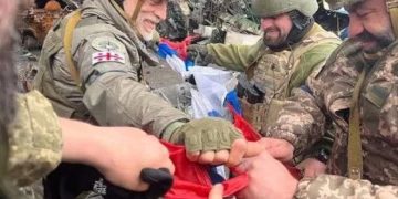 რუსეთის დროშა ქართული დროშის სამკლაურიანი ხელებით დახიეს (video)