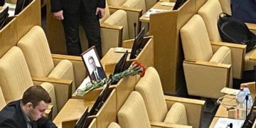 დუმაში ჟირინოვსკის გდიდებული სურათი მიიტანეს