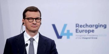 პოლონეთის პრემიერი მაკრონს: რამდენჯერ გქონდათ პუტინთან მოლაპარაკება და რას მიაღწიეთ? ჰიტლერთან, სტალინთან ან პოლ პოტთან მოლაპარაკებას გამართავდით?