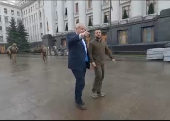 რა ღირებულებისაა სამოსი, რომელიც ზელენსკის ბორის ჯონსონთან შეხვედრისას ეცვა – ჟურნალისტებმა და ინტერნეტმომხმარებლებმა ფასი გამოთვალეს