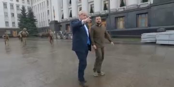 რა ღირებულებისაა სამოსი, რომელიც ზელენსკის ბორის ჯონსონთან შეხვედრისას ეცვა – ჟურნალისტებმა და ინტერნეტმომხმარებლებმა ფასი გამოთვალეს