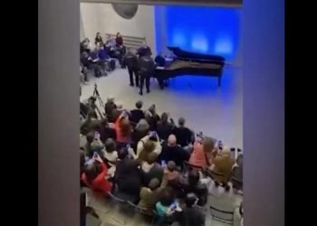 მოსკოვში ერთ-ერთმა მსმენელმა კონცერტიდან მილიციაში დარეკა და შეატყობინა, რომ უკრაინულ მუსიკას უკრავდნენ ( ვიდეო)