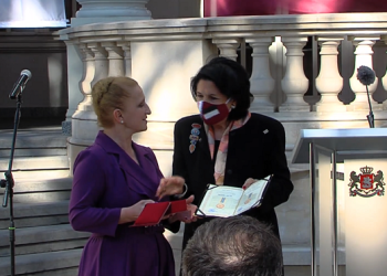 სალომე ზურაბიშვილმა 9 აპრილის მონაწილე უსინათლო მომღერალი ლელა ვეფხვაძე ღირსების მედლით დააჯილდოვა