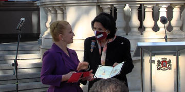 სალომე ზურაბიშვილმა 9 აპრილის მონაწილე უსინათლო მომღერალი ლელა ვეფხვაძე ღირსების მედლით დააჯილდოვა