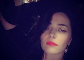 „ჯგუფში არის ქალბატონი, რომელმაც გადასარევად იცის ჩემი დაბადების ისტორია… თურმე დედამისი დაეხმარა ეგრეთ წოდებულ ბებიაჩემს ჩემ “მოცილებაში” – თამუნა მუსერიძე