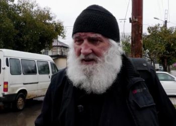 მღვდელს, რომელმაც ალტ-ინფოს ოფისი აკურთხა, მსახურება შეუჩერეს