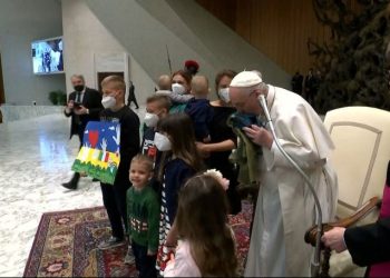 პაპმა ფრანცისკემ ბუჩაში ხოცვა-ჟლეტა დაგმო და უკრაინის დროშას აკოცა