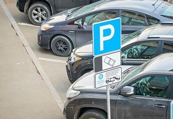 თბილისში 3 წელიწადში საპარკინგე ადგილები 3 000-ით შემცირდა