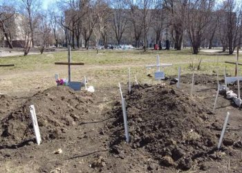 “რუსმა ოკუპანტებმა მარიუპოლში საცხოვრებელი სახლების ეზოებში დასაფლავებული ადამიანების ამოთხრა დაიწყეს” – მარიუპოლის საკრებულო