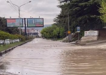 მარშალ გელოვანის გამზირზე, სავარაუდოდ, წყალგაყვანილობის სისტემის დაზიანების გამო, მოძრაობა პარალიზებულია