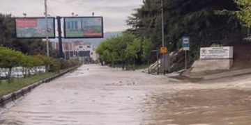 მარშალ გელოვანის გამზირზე, სავარაუდოდ, წყალგაყვანილობის სისტემის დაზიანების გამო, მოძრაობა პარალიზებულია